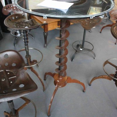 Chaise et table en acier